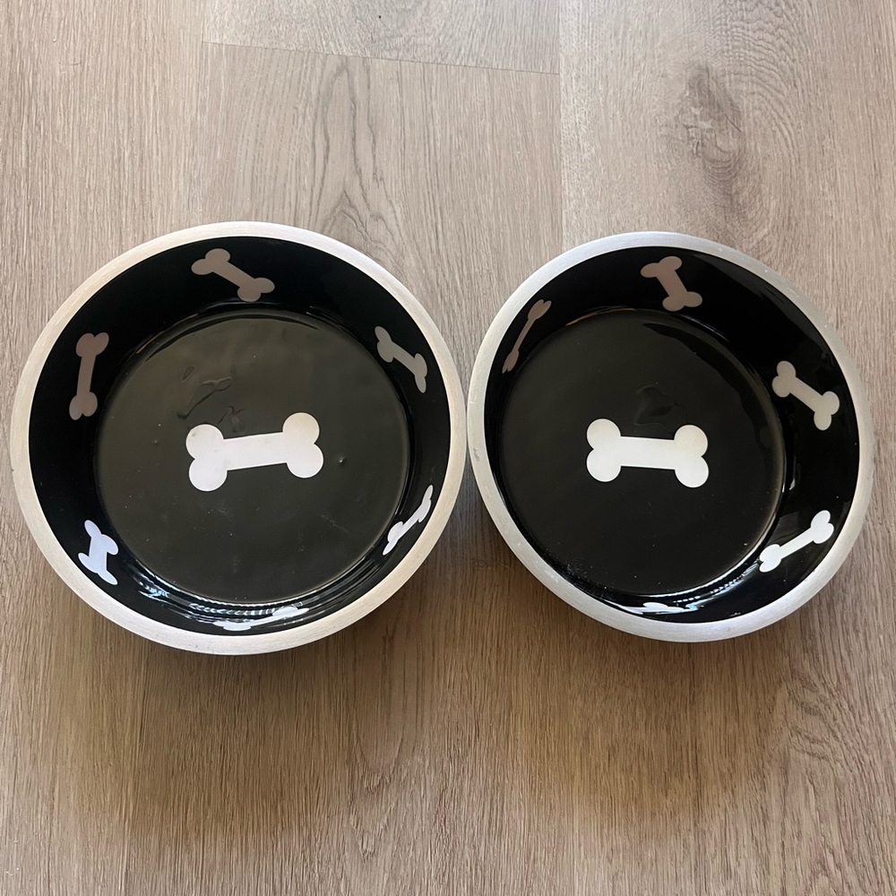 2 brand new medium Super Max dog bowels